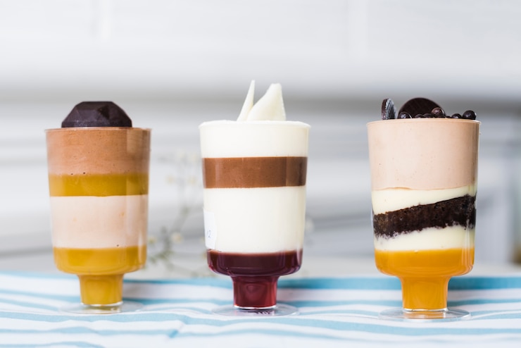 Foto grátis sobremesas de verão em copos com coberturas de chocolate