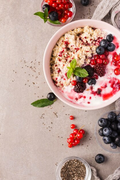 Sobremesas naturais saudáveis com frutas vermelhas e cereais