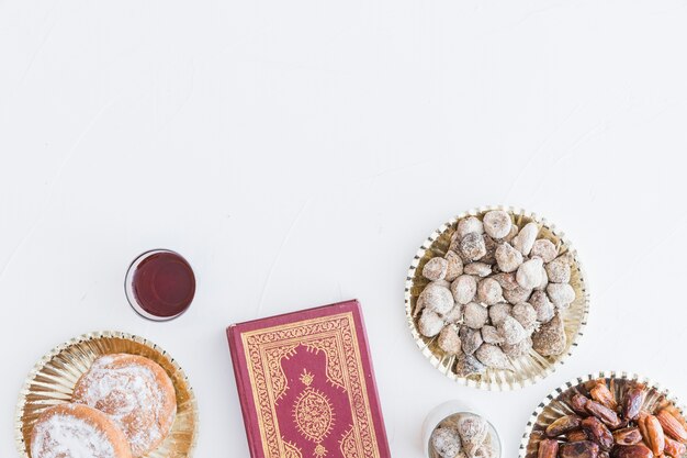 Sobremesas tradicionais e livro do Alcorão
