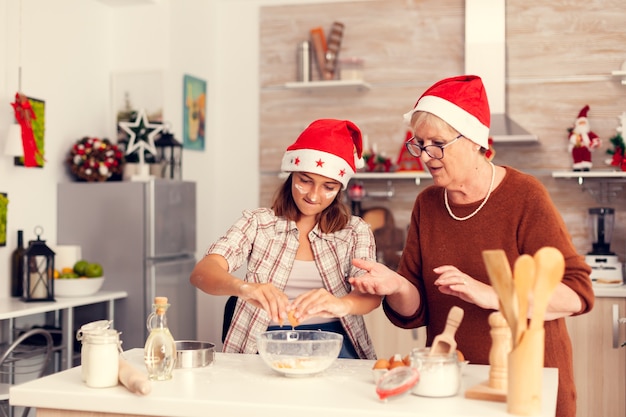 Foto grátis sobrinha no natal cozinhando e se divertindo