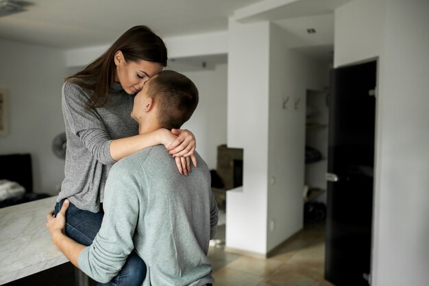 Foto grátis sofá sofá jovem casal pessoas