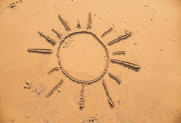 Sol desenhado na areia