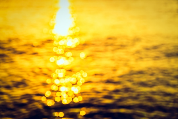 Sol refletido em um mar borrado