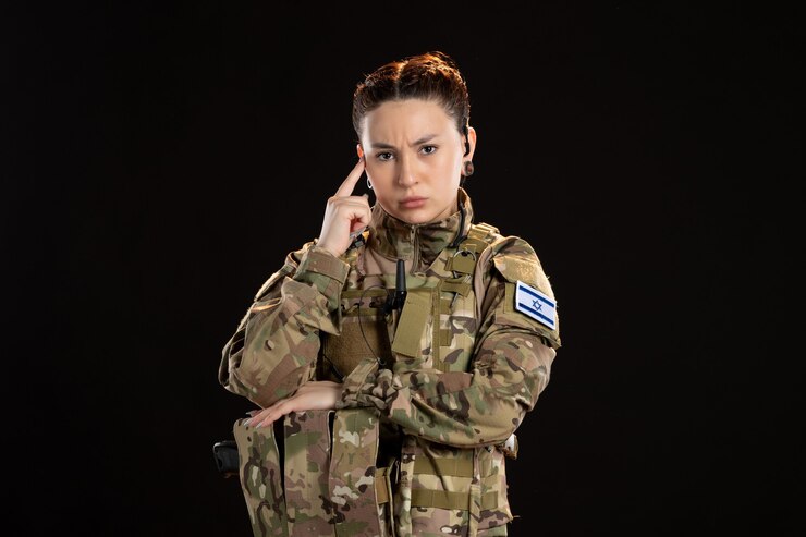 Foto grátis soldada camuflada na parede preta