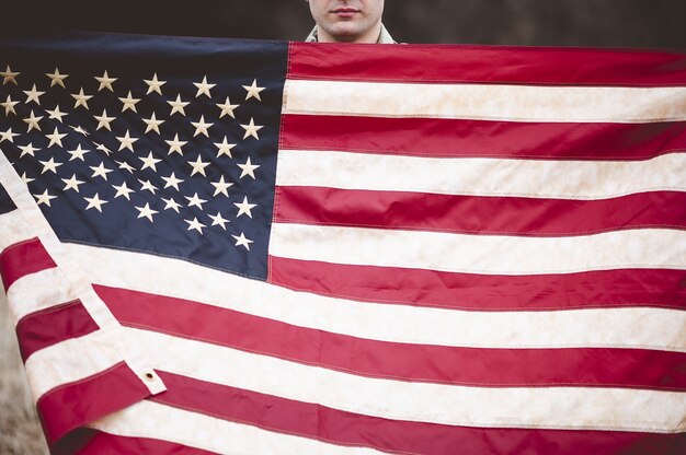 Soldado americano segurando a bandeira americana