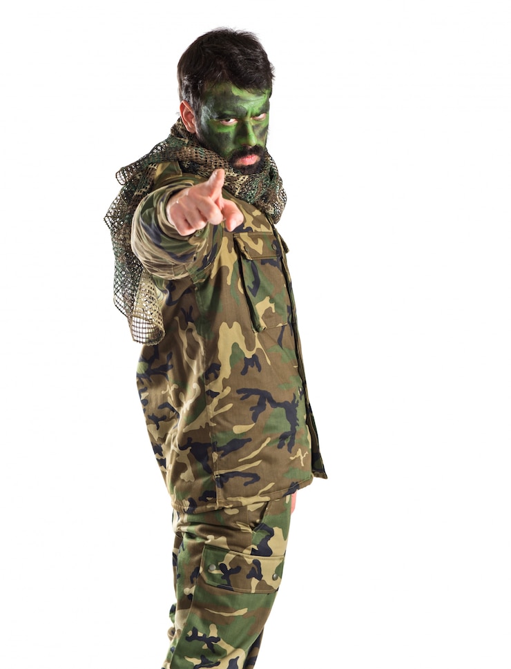Foto grátis soldado apontando para a frente