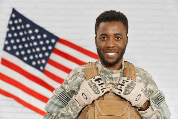 Foto grátis soldado feliz vestindo uniforme e armadura do exército americano