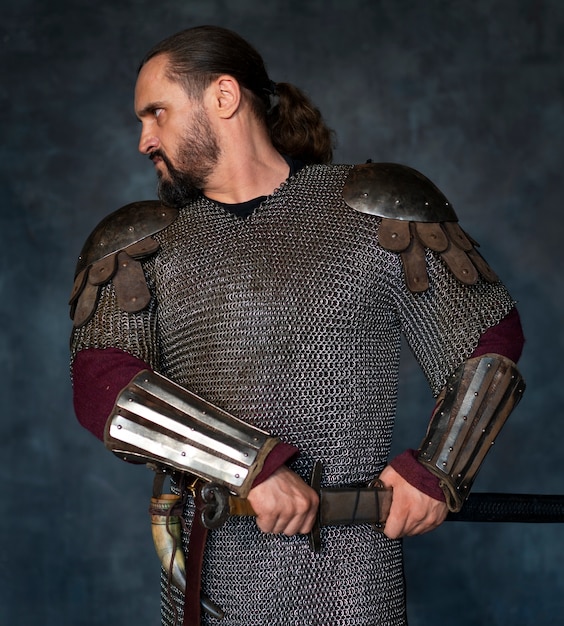 Foto grátis soldado medieval de vista frontal posando no estúdio