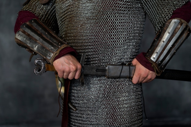Soldado medieval de vista frontal posando no estúdio