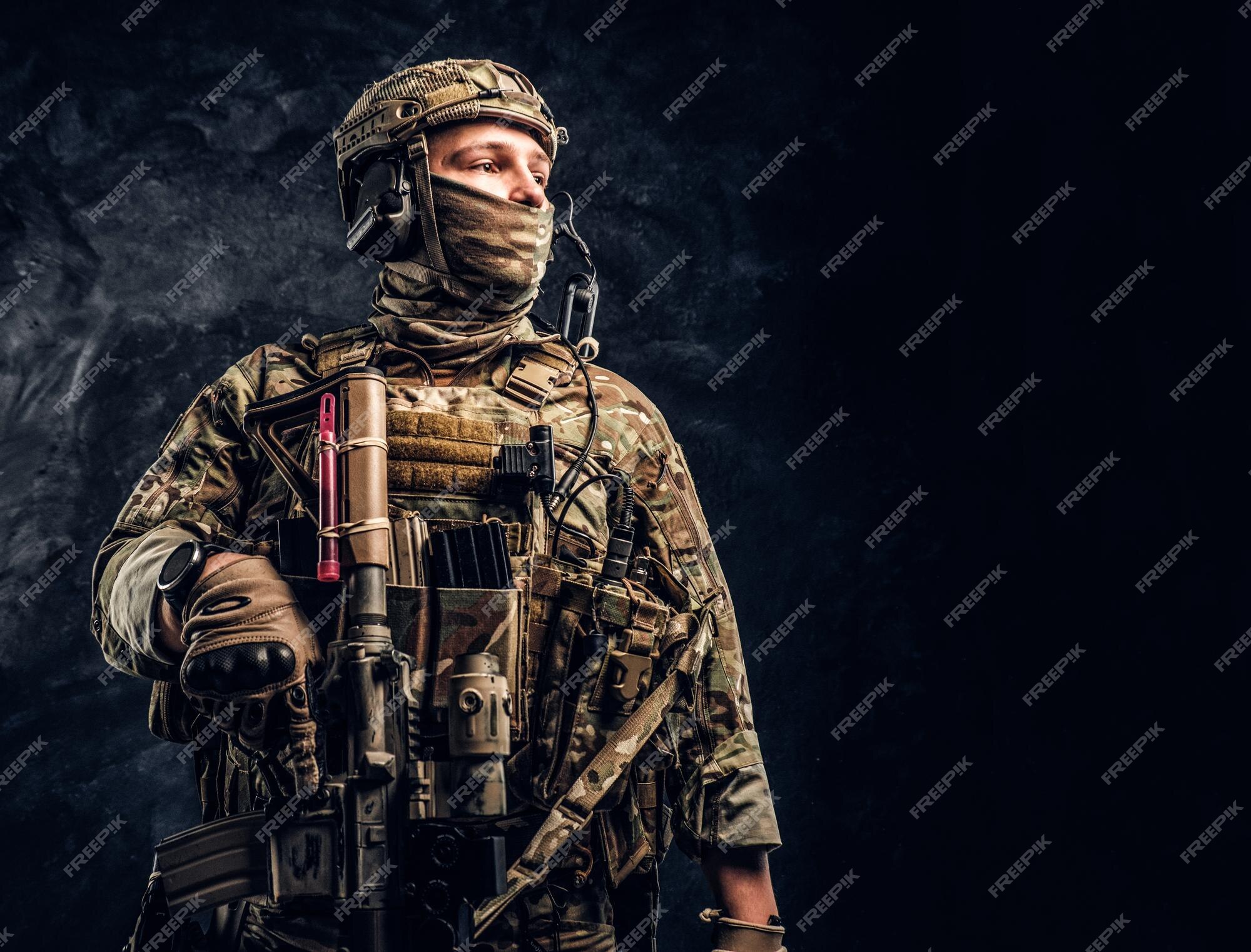 Atirador do exército, jogador de airsoft com uniforme camuflado e  carregador de carga, capa de máscara na cabeça, rifle de serviço armado com  mira óptica, escondendo rosto com shemagh, em pé no