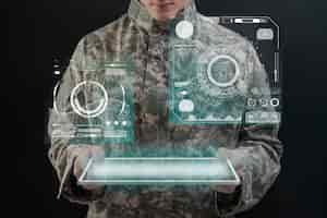 Foto grátis soldado usando tecnologia de exército de holograma de tablet virtual