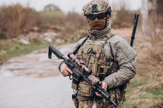 Soldados do exército lutando com armas e defendendo seu país