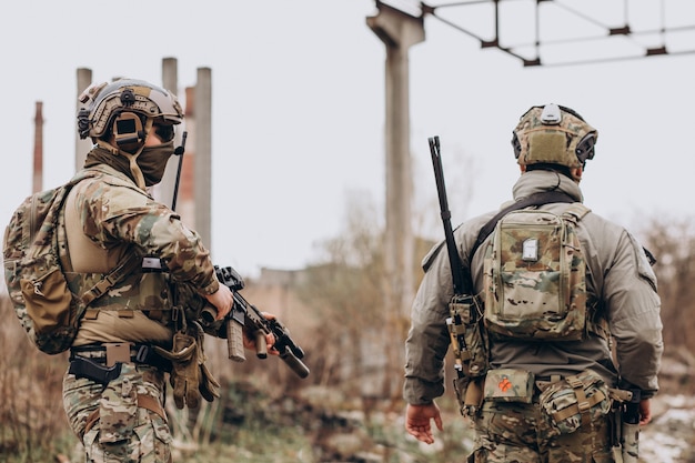 Soldados do exército lutando com armas e defendendo seu país