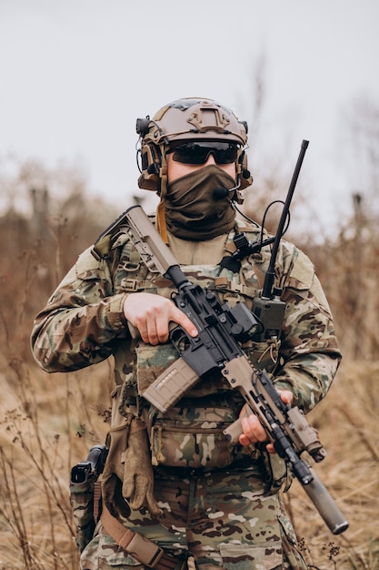 Soldados do exército lutando com armas e defendendo seu país
