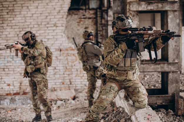 Soldados do exército lutando com armas e defendendo seu país