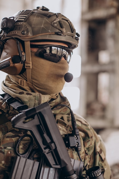 Foto grátis soldados do exército lutando com armas e defendendo seu país