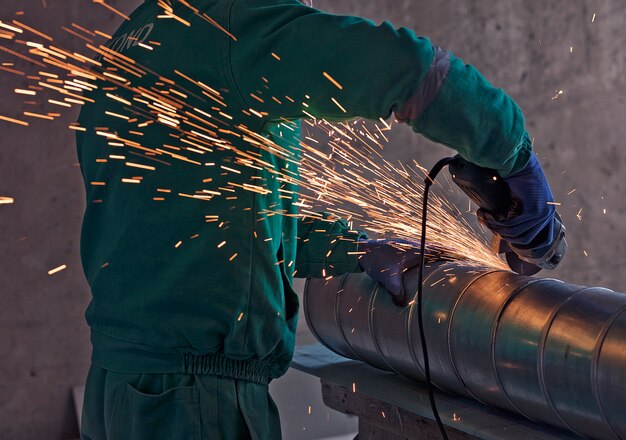 Soldagem a arco de aço no canteiro de obras