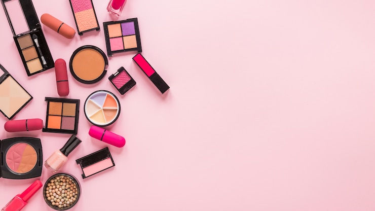 Foto grátis sombras de olho com batons na mesa-de-rosa