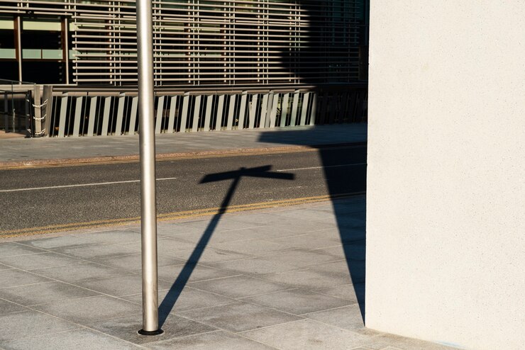 Foto grátis sombras feitas à luz do dia na cidade com arquitetura