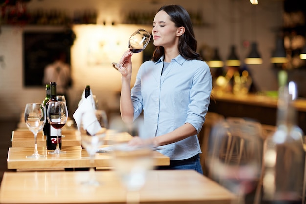 Foto grátis sommelier de restaurante