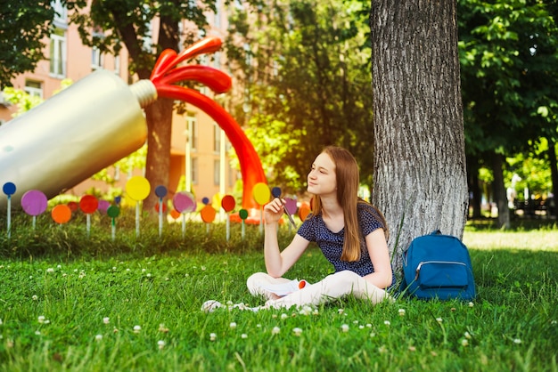 Sonhando estudante no gramado