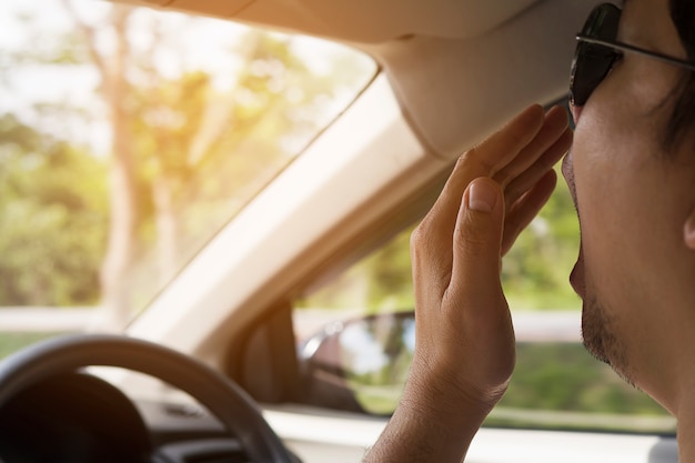 Sonolento bocejando homem dirigindo um carro