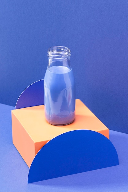 Foto grátis soothie azul de alto ângulo em frasco de vidro