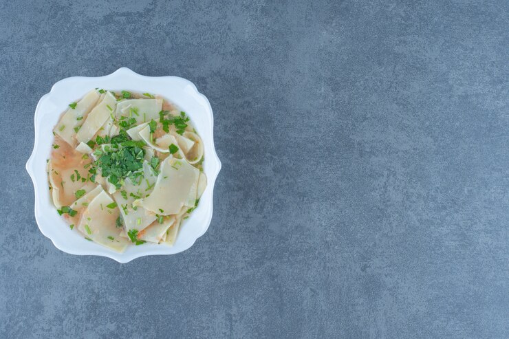 Foto grátis sopa caseira com macarrão em tigela branca.