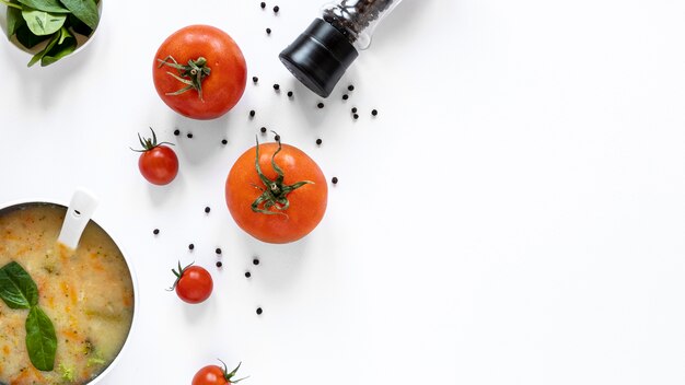 Sopa caseira plana leiga com tomate e especiarias