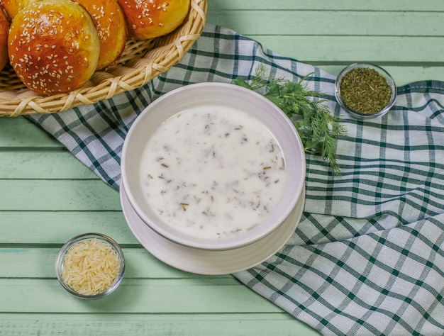 Foto grátis sopa caucasiano tradicional dovga em uma tigela branca.