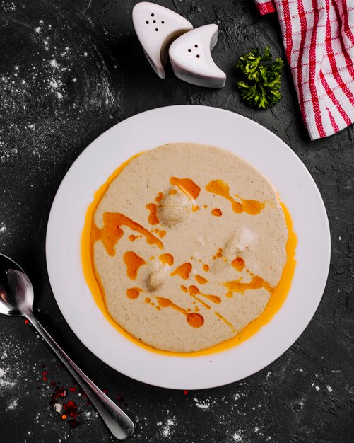 Foto grátis sopa com saleiro e pimenteiro em cima da mesa