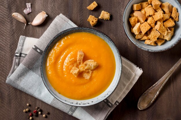 Sopa creme de abóbora com croutons de vista superior