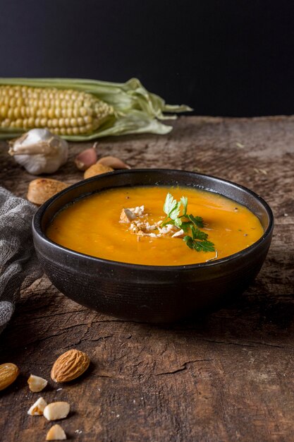 Sopa creme de abóbora na tigela