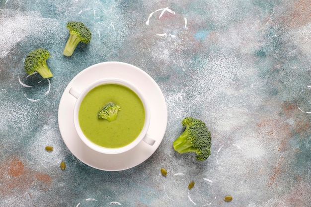 Sopa creme de brócolis caseiro verde delicioso.