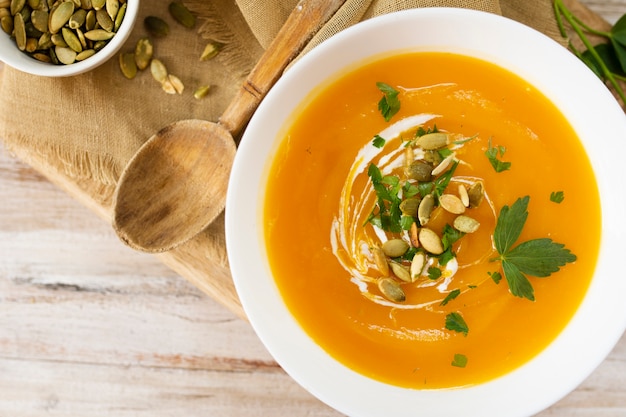 Foto grátis sopa creme de close-up e uma colher de pau