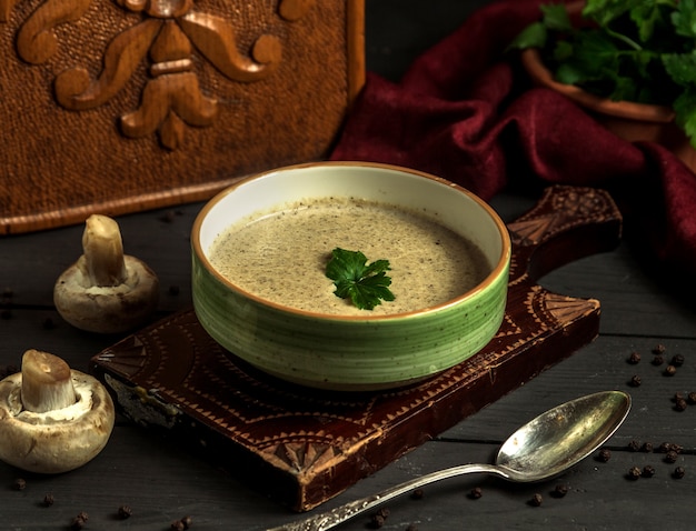 Sopa creme de cogumelos em cima da mesa