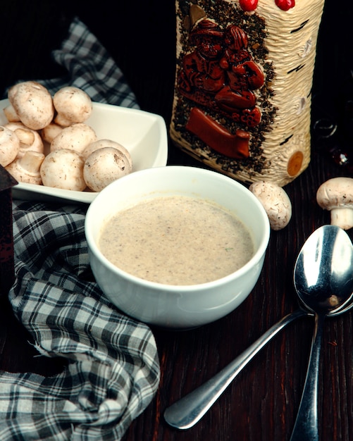 Sopa creme de cogumelos em uma tigela branca