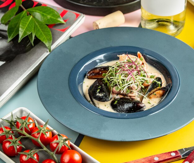 Sopa cremosa de frutos do mar com mexilhões, camarão e polvo pequeno