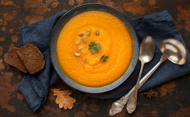 Sopa de abóbora com comida de outono e talheres