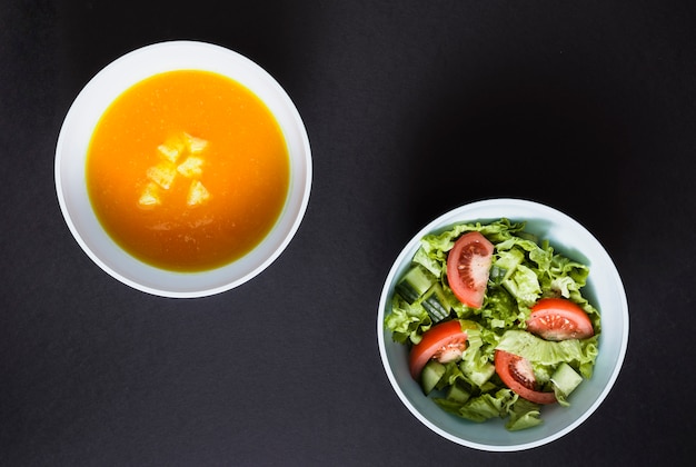 Sopa de abóbora e salada