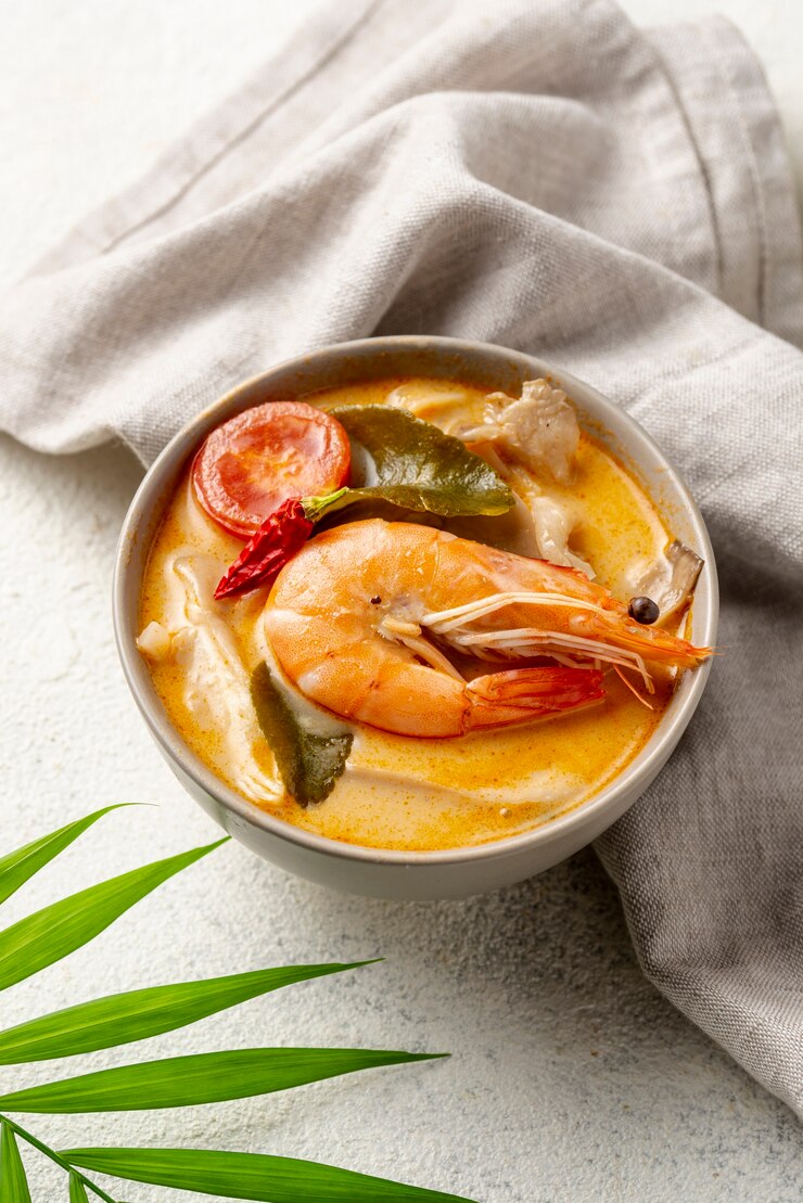 Foto grátis sopa de alto ângulo em uma tigela com camarão