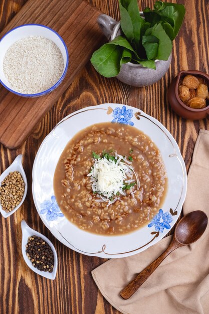 Sopa de Bulgur com espinafre parmesão especiarias vista superior