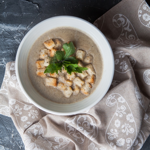 Foto grátis sopa de cogumelos com bolachas e guardanapos