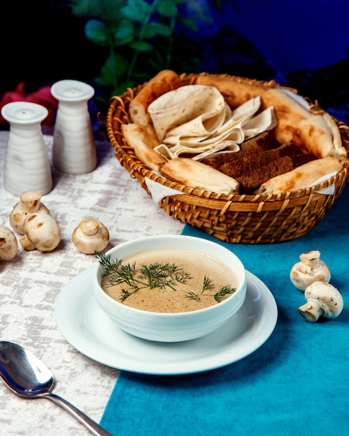 Sopa de cogumelos com cesto de pão