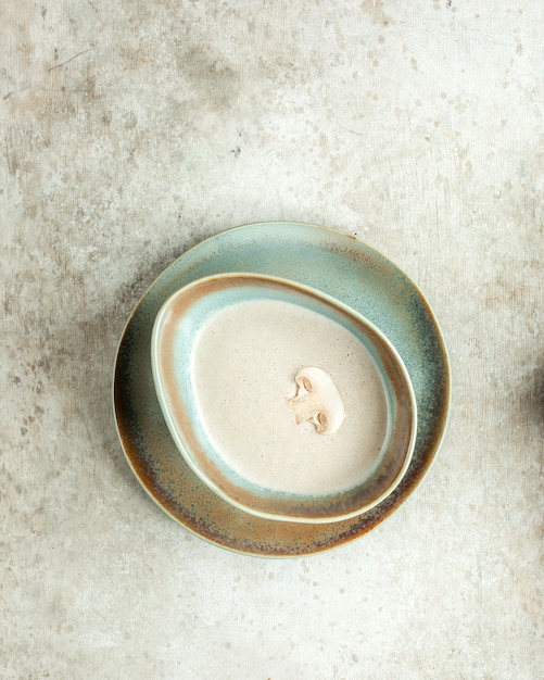 Foto grátis sopa de cogumelos em chapa azul