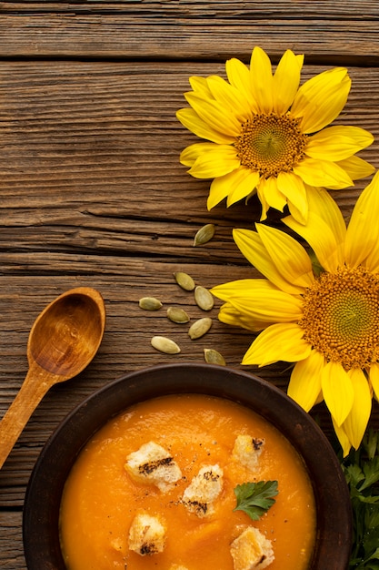 Sopa de comida de outono e flores