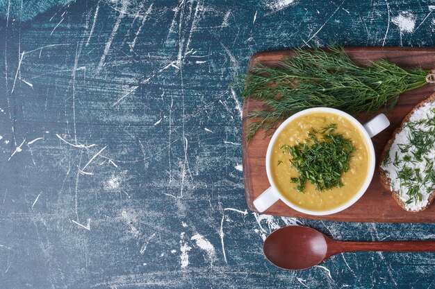 Sopa de creme com uma fatia de pão torrado.