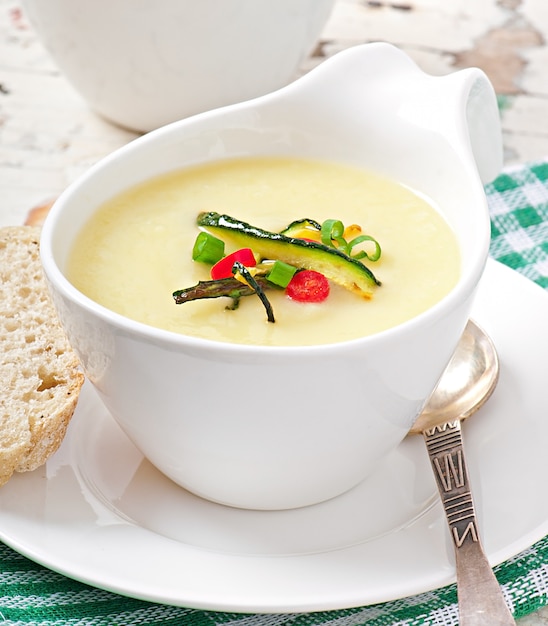 Sopa de creme de abobrinha com alho e pimenta