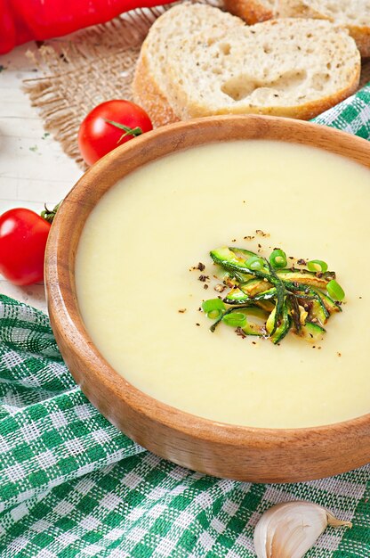 Sopa de creme de abobrinha com alho e pimenta