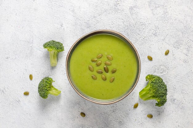 Sopa de creme de brócolis caseiro verde delicioso.